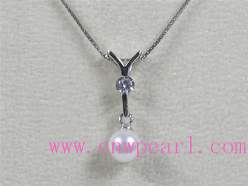 6.5-7mm white akoya pearl pendant with zircon beads